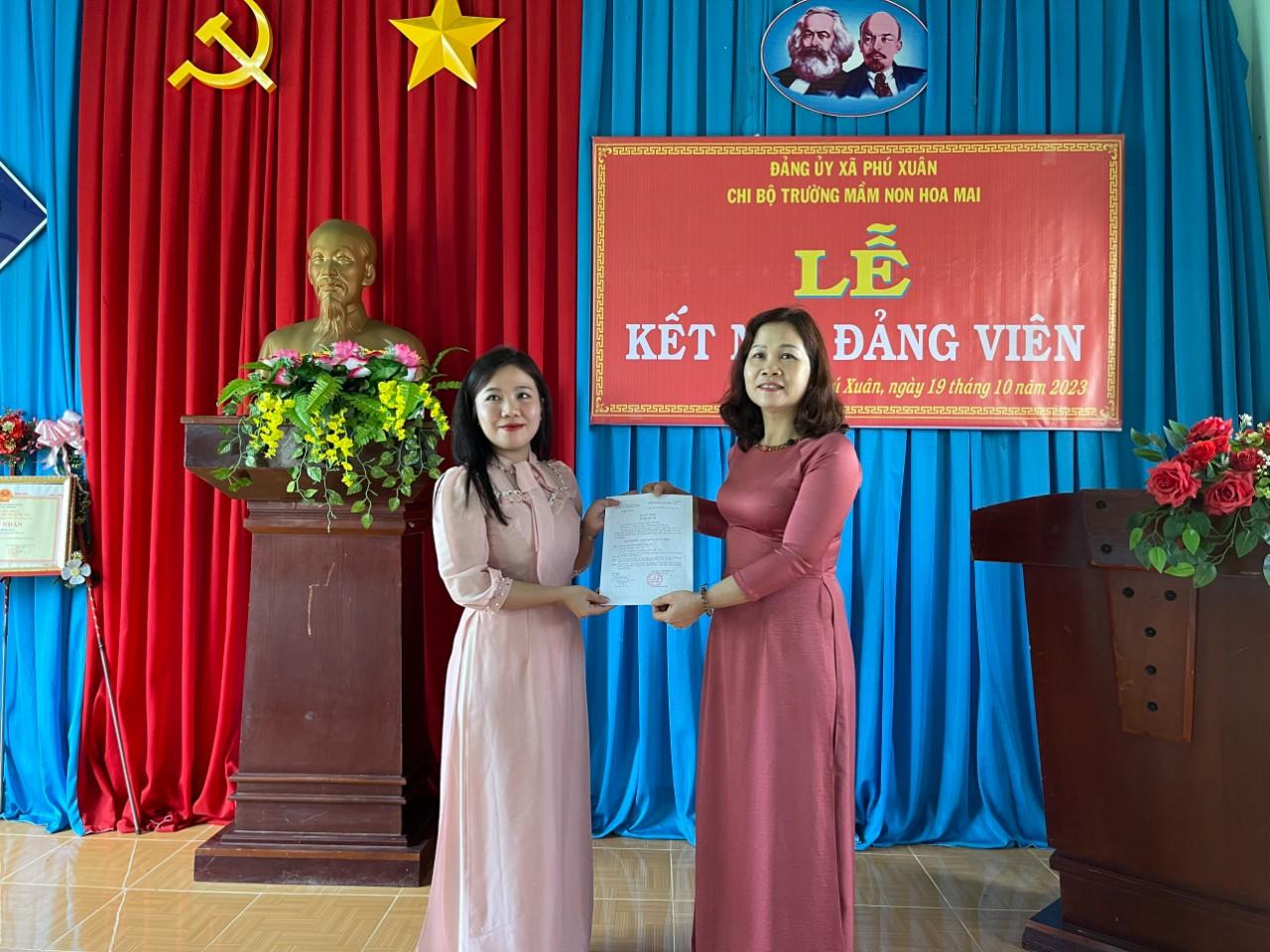Chi bộ Trường mầm non Hoa Mai tổ chức Lễ kết nạp đảng viên mới
